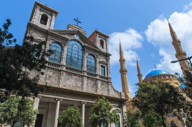 Saint George Maronit Katedrali, Beyrut. Muhammed el-amin cami arka planda görülür