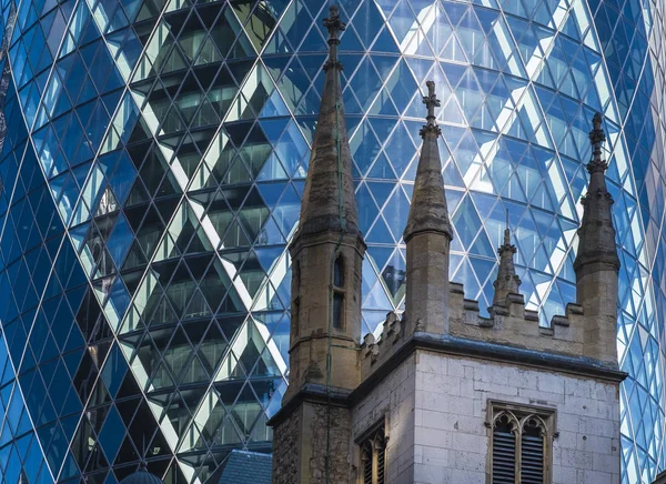 Kornişon bina, Merkezi Londra'da St Mary Axe ayrıntılarını