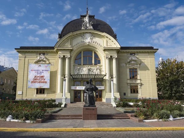 Przodu Teatr Dramatyczny Czerniowcach Ukrainie Teatralina Square — Zdjęcie stockowe