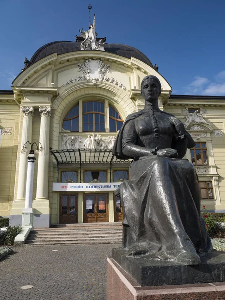 Frente Chernivtsi Teatro Dramático Plaza Teatralina Ucrania Con Estatua Olha — Foto de Stock