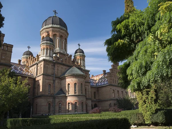 Kule Chernivtsi Ulusal Üniversitesi Chernivtsi Ukrayna sonbahar ağaçları ile kubbeli