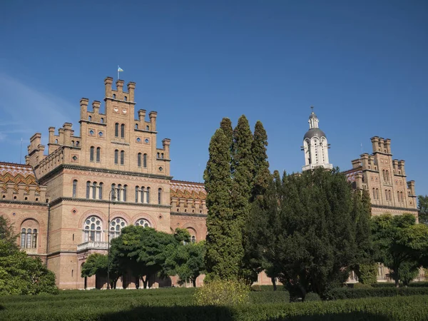 Chernivtsi Ulusal Üniversitesi Chernivtsi Ukrayna sonbahar ağaçları ile ana bina