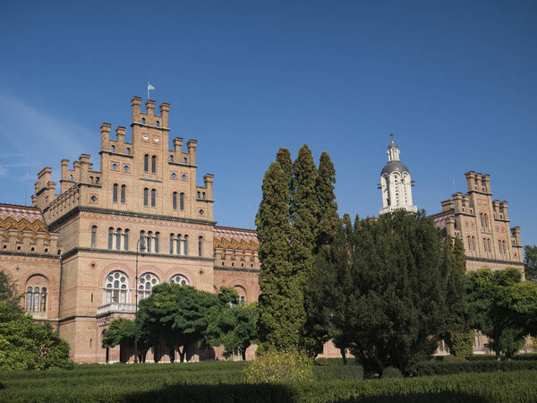 Главное здание Черновицкого национального университета в Черновцах Украина с осенними деревьями
