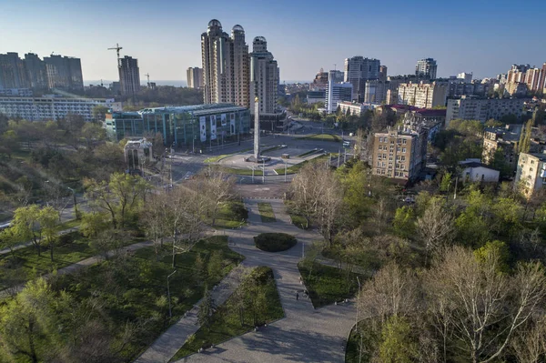 Havadan görünümü Botanik Bahçesi Peremohy zafer Parkı Odeesa Ukrayna'olarak bilinen. Arkadia resort ve Zafer Meydanı'na doğru seyir