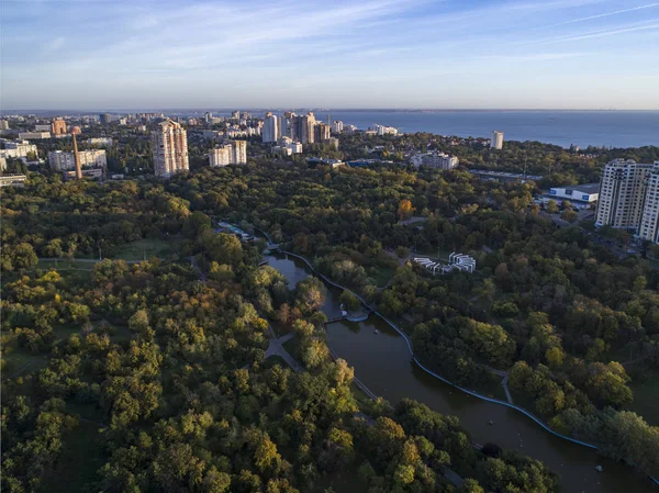 Zafer Parkı Odessa'nın hava ateş sunsrise. Şehir merkezine doğru sonbaharda looking vurdu