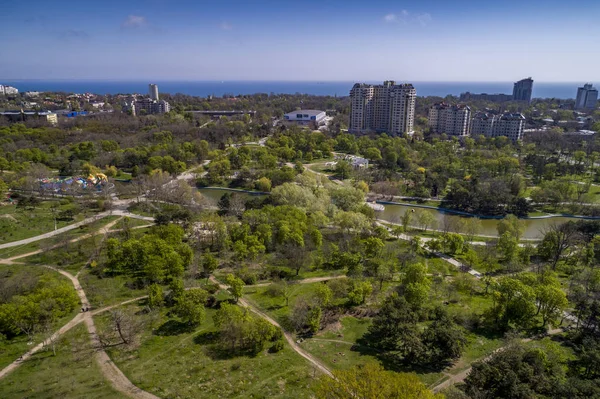 Havadan görünümü Botanik Bahçesi Peremohy zafer Parkı Odeesa Ukrayna'olarak bilinen. Karadeniz arka planda olduğunu