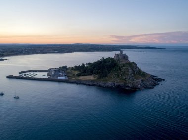 St Michaels Mount Cornwall ile güneşin arka planda