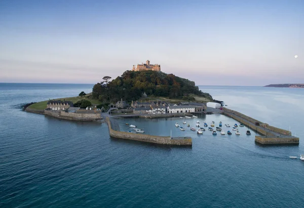 St Michaels Mount Cornwall arkasında ön planda Yatlar ile güzel altın saat sırasında