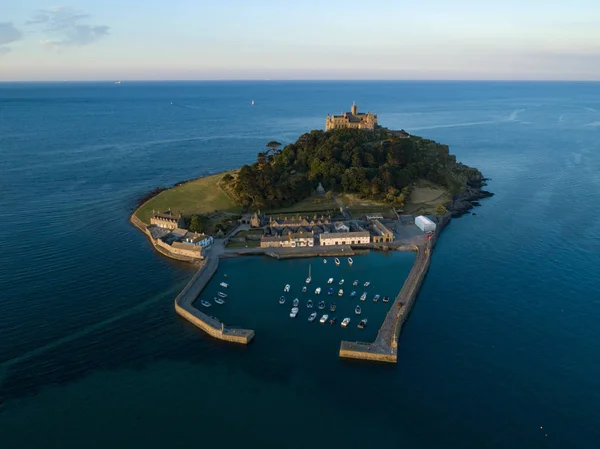 St Michaels Mount Cornwall arkasında ön planda Yatlar ile güzel altın saat sırasında