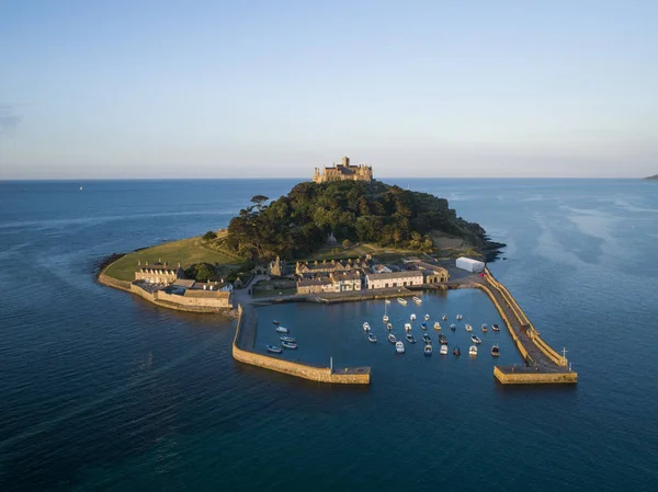 St Michaels Mount Cornwall arkasında ön planda Yatlar ile güzel altın saat sırasında