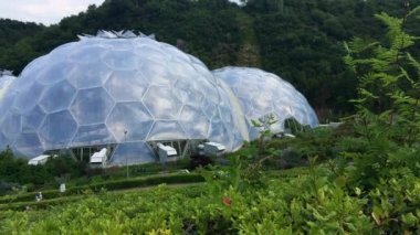 Cornwall İngiltere'de Eden Projesi kubbeleri arasında yükseltilmiş pan