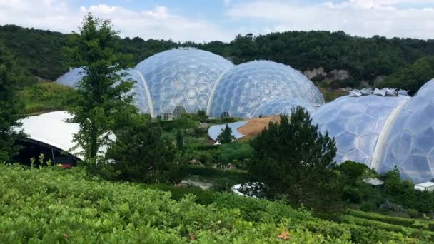 Verhoogde Pan Koepels Van Het Eden Project Cornwall Engeland — Stockvideo