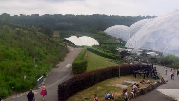 Verhoogde Pan Koepels Van Het Eden Project Cornwall Engeland — Stockvideo