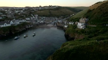 Dron yan üzerinde liman Port Isaac Cornwall uçar. Şafak alacakaranlık sırasında vurdu.