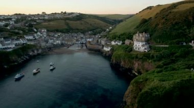 Dron yan üzerinde liman Port Isaac Cornwall uçar. Şafak alacakaranlık sırasında vurdu.