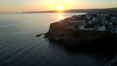 Drone Cornwall doğru bağlantı noktası Isaac liman gündoğumu sırasında iner. 