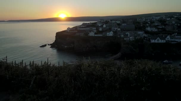 Drone Flies Cliff Fishing Village Port Isaac Cornwall Sun Rises — Stock Video