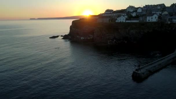 Drone se lève du mur portuaire de Port Isaac en Cornouailles pour révéler surnrise 