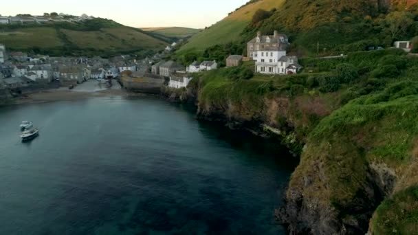 Drony Sestupuje Vedle Útesy Vesnici Port Isaac Cornwallu — Stock video