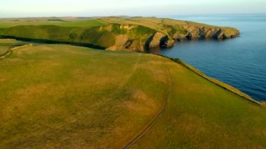 Drone kamera kuzeye Cornish coast altın saat sırasında ortaya çıkarmak için çarpıcı burun üzerinde yükselir 