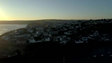 Bağlantı noktası güzel Cornish sahil ortaya çıkarmak için Isaac clifftop evleri dron yükselir 