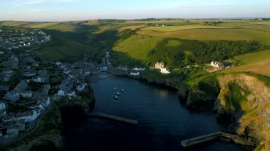Statik dron klip üzerinde liman Port Isaac Cornwall sabah altın saat sırasında