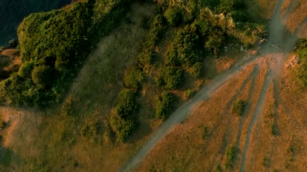Drone survole la falaise en regardant droit vers le bas avant de titrer pour révéler Port Isaac en Cornouailles 