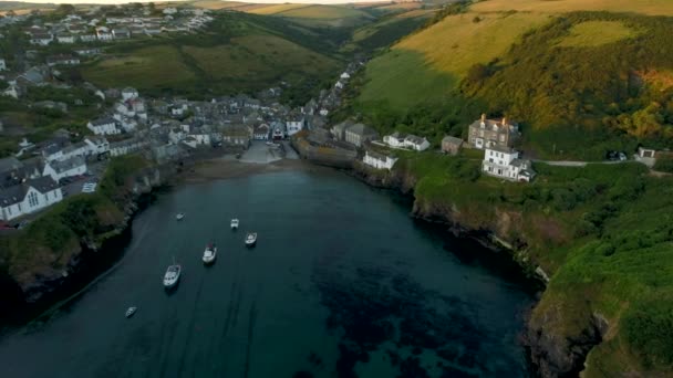 Drone Retire Hauteur Pour Révéler Port Port Isaac Cornouailles — Video