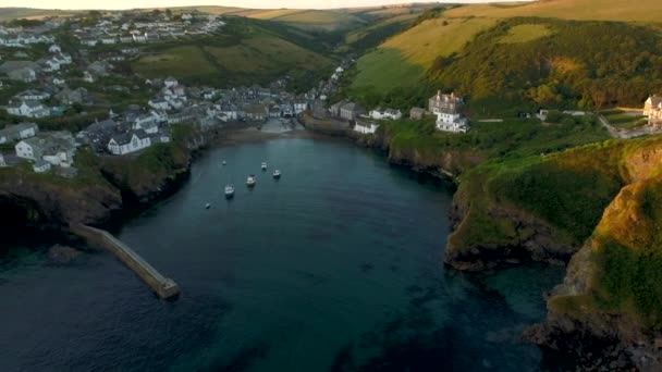 Drone Húz Vissza Hogy Felfedje Kikötő Falak Sziklák Port Isaac — Stock videók