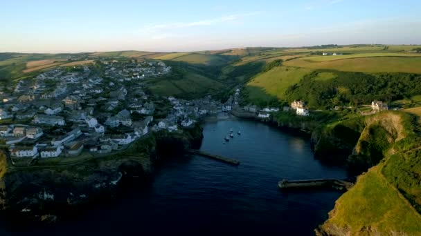 Drone Legyek Oldalra Sziklák Falu Port Isaac Mögött Reggel Arany — Stock videók