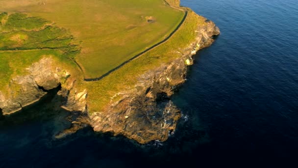 Drone Camera Neerkijkt Adembenemende Kliffen Landtong Cornwall Geschoten Met Het — Stockvideo