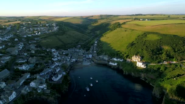 Drone Pistes Latérales Sur Village Port Isaac Cornouailles Comme Soleil — Video