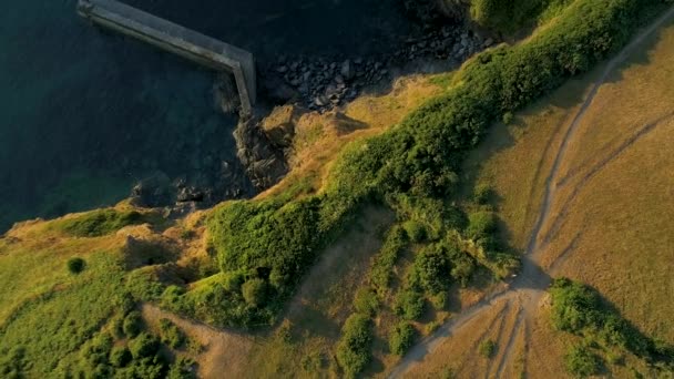 Kamera Blickt Nach Unten Während Drohne Richtung Klippe Und Hafenmauer — Stockvideo