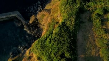 Bağlantı noktası Isaac Cornwall cliff ve liman duvar güzel sabah ışık ile üzerinde casus uçak uçar gibi kamera aşağı görünüyor