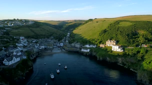 Drone Desciende Pared Del Puerto Port Isaac Cornwall Con Hermosa — Vídeos de Stock