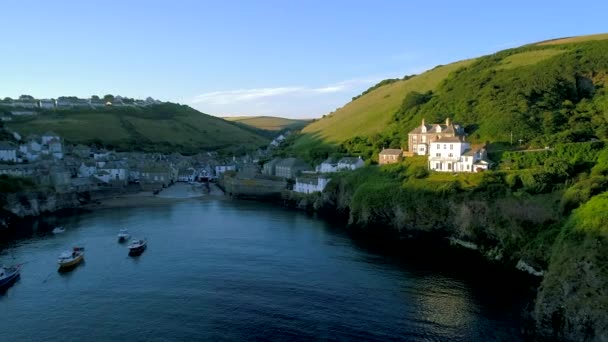 Drone Repül Vissza Emelkedik Kikötőben Port Isaac Térkép Cornwall Során — Stock videók