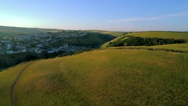 Drone Rises Headland Reveal Village Port Isaac Cornwall Early Morning — Stock Video