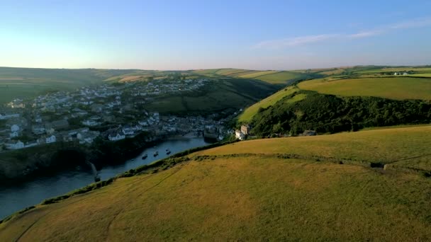 Drone Voa Sobre Promontório Para Revelar Aldeia Port Isaac Cornualha — Vídeo de Stock