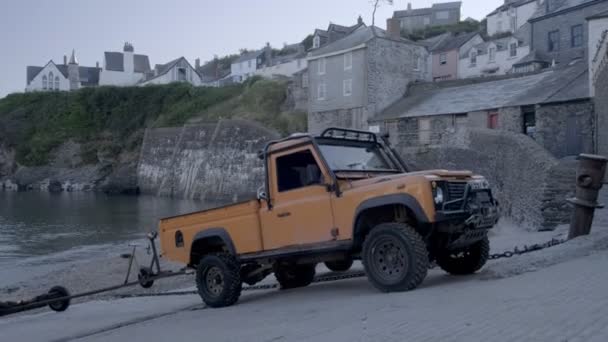 Kamera Emelkedik Felett Orange Land Rover Parkolt Sólya Port Isaac — Stock videók