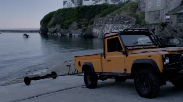 Pan Peste Alunecarea Portului Isaac Din Cornwall Land Rover Parcat — Videoclip de stoc