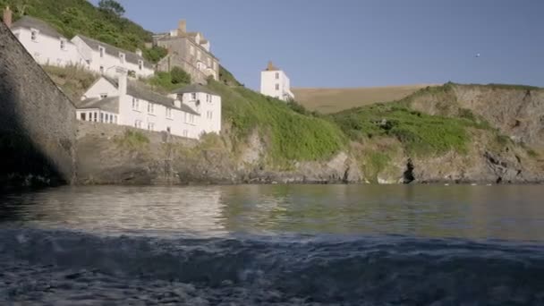 Cámara Eleva Romper Las Olas Calzada Port Isaac Cornwall Casa — Vídeo de stock