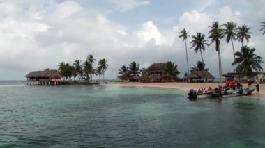 Thatched plaj kulübe El Porvenir Panama San Blas Adaları üzerinde geniş açı klip 