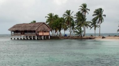 Yükseltilmiş thatched kulübe El Porvenir Panama San Blas Adaları plajda 
