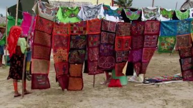 Renkli yerli Guna molas Satılık, halk ile El Porvenir Panama San Blas Adaları üzerinde rüzgarda üfleme