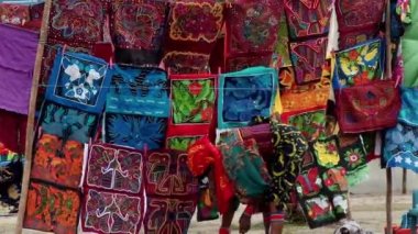 Renkli yerli Guna molas Satılık, halk ile El Porvenir Panama San Blas Adaları üzerinde rüzgarda üfleme