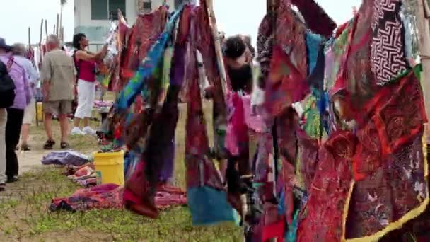 다채로운 원주민 Guna Molas Porvenir 파나마의 Blas 배경에서 관광객에 — 비디오