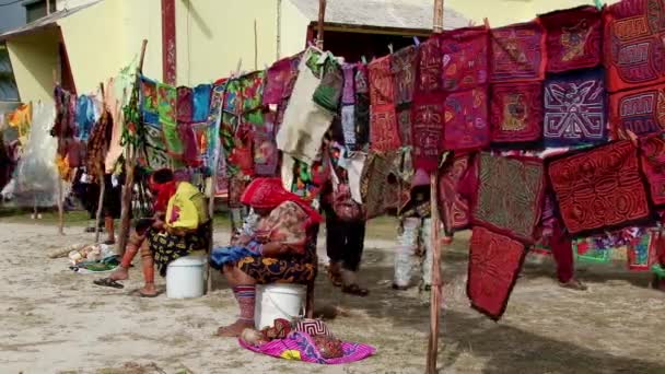 Due Donne Locali Cuciono Accanto Colorati Moli Indigeni Guna Vendita — Video Stock