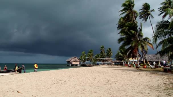 Groothoek Clip Van Rieten Strand Hutten Porvenir San Blas Eilanden — Stockvideo