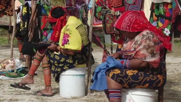 Dos Mujeres Locales Cosen Junto Coloridas Molas Indígenas Guna Para — Vídeos de Stock