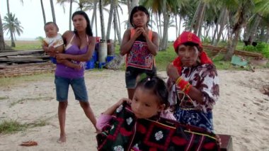 Yerli Guna ailesinin poz için El Porvenir San Blas Adaları Panama'kamerada